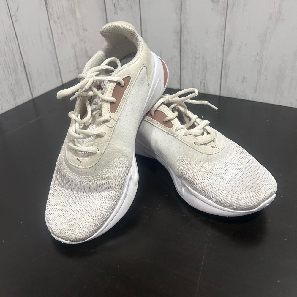 Puma White and Pink Ladies Size 7 Ultra Lightweight Sneakers With Soft Foam